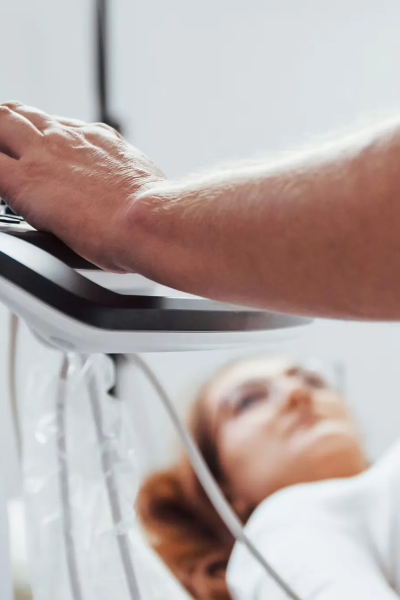 Ein Arzt bedient ein Gerät